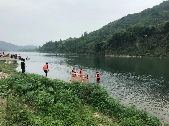 开云杭州潮团建来了 “纸板造船”横渡河流“纸板造车”冲刺赛场！(图6)