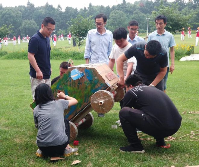 开云杭州潮团建来了 “纸板造船”横渡河流“纸板造车”冲刺赛场！(图9)