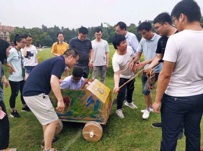 开云杭州潮团建来了 “纸板造船”横渡河流“纸板造车”冲刺赛场！(图10)