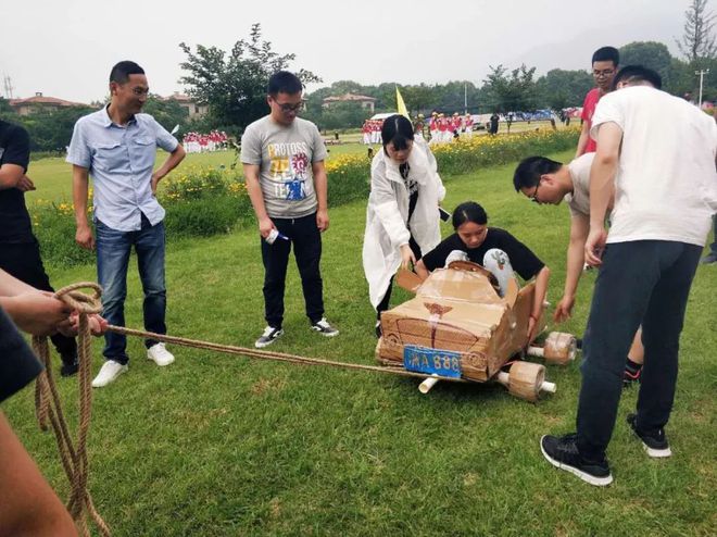 开云杭州潮团建来了 “纸板造船”横渡河流“纸板造车”冲刺赛场！(图11)